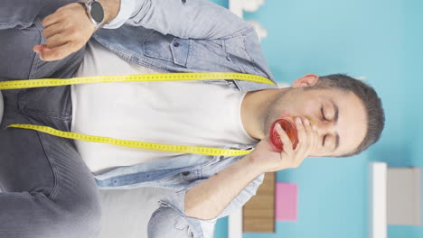 Vídeo-Vertical-De-Un-Hombre-Que-Hace-Dieta-Toma-Una-Decisión.